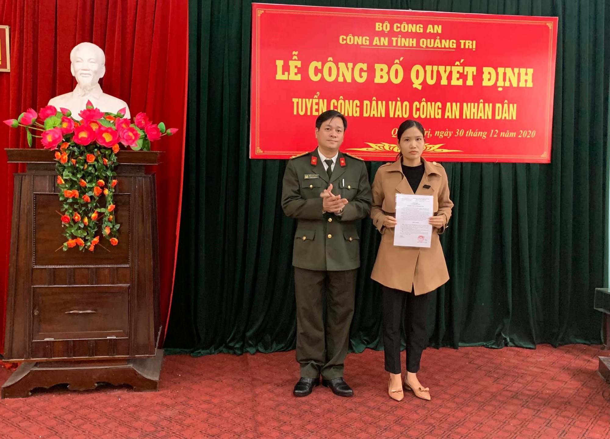 Vợ của đại úy công an hy sinh trong lúc đi cứu dân được tuyển dụng vào Công an nhân dân - Ảnh 1.