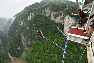 Nhảy bungee ở cầu kính Trương Gia Giới