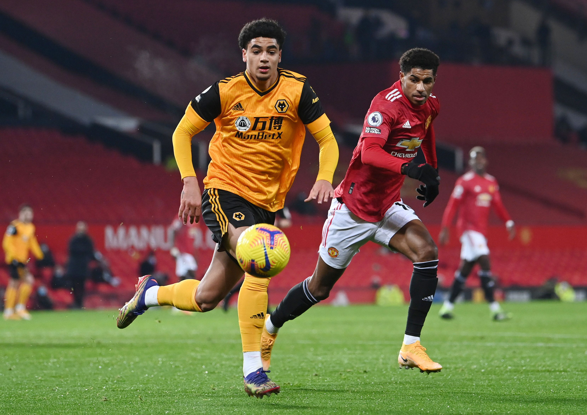 Lập c&ocirc;ng ph&uacute;t b&ugrave; giờ, Marcus Rashford đưa Man United l&ecirc;n ng&ocirc;i nh&igrave; bảng - Ảnh 1.
