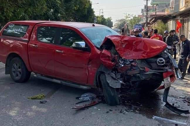 Xe &ocirc;t&ocirc; b&aacute;n tải t&ocirc;ng li&ecirc;n ho&agrave;n, 4 người thương vong - Ảnh 1.