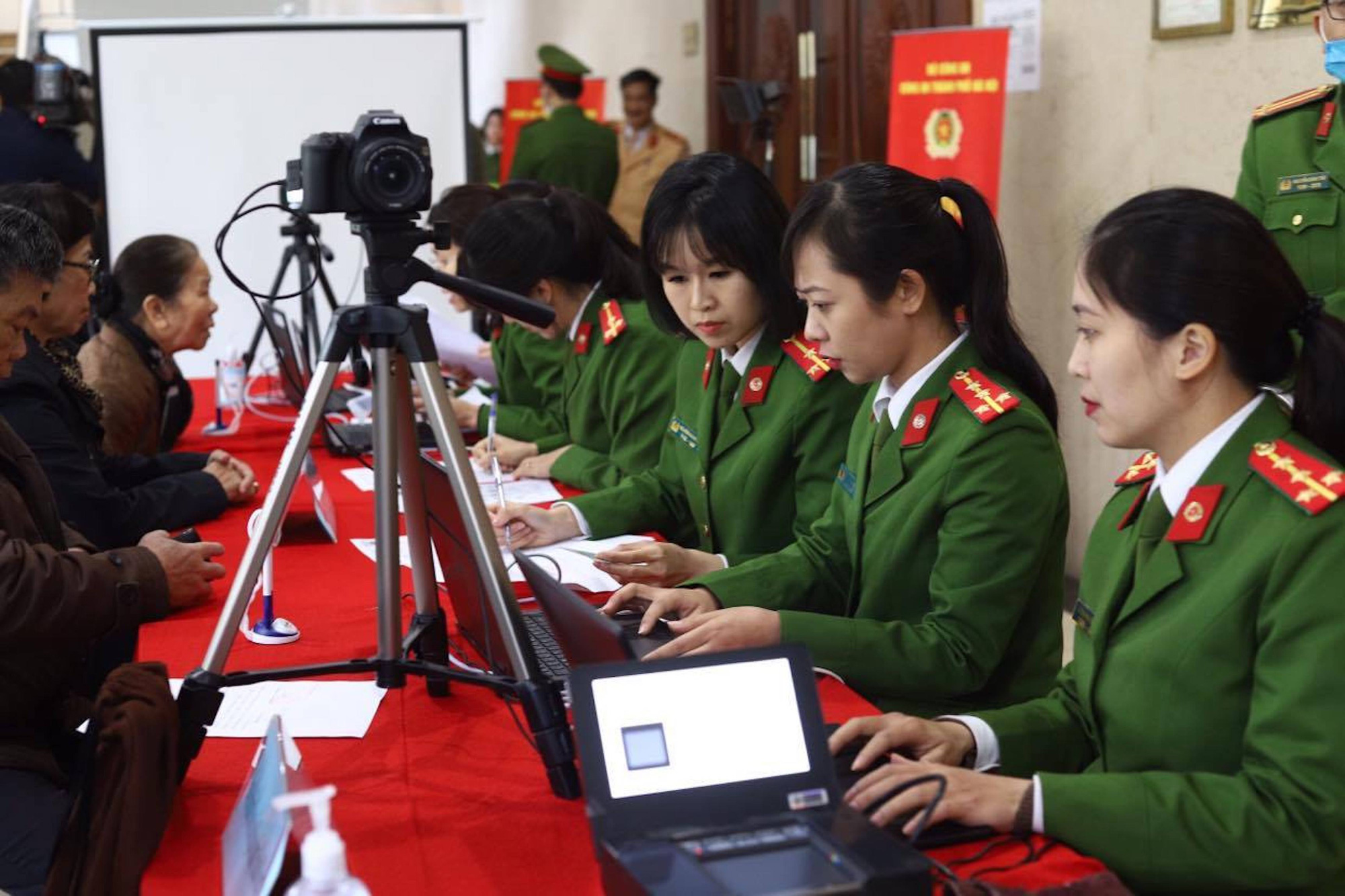 Hà Nội cấp thẻ căn cước gắn chip