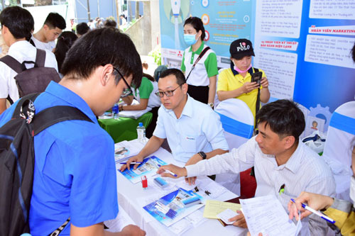 Hơn 1.000 vị tr&iacute; việc l&agrave;m th&ecirc;m ng&agrave;y Tết - Ảnh 1.