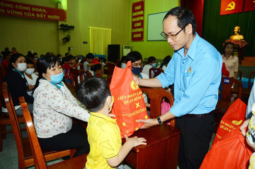 Tổ chức chương trình văn nghệ, tặng quà cho công nhân