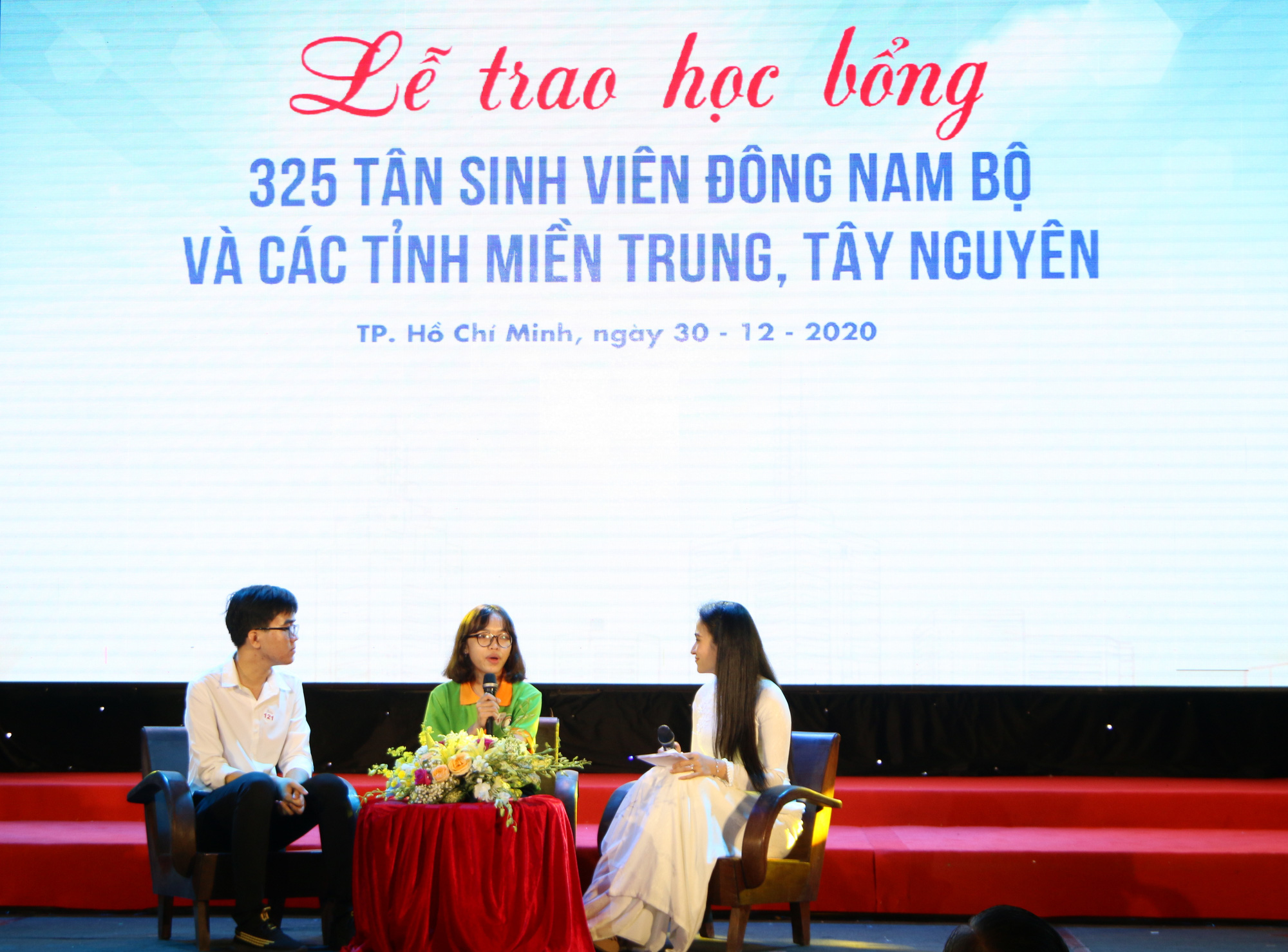 Báo Tuổi Trẻ trao 325 suất học bổng Tiếp sức đến trường cho tân sinh viên