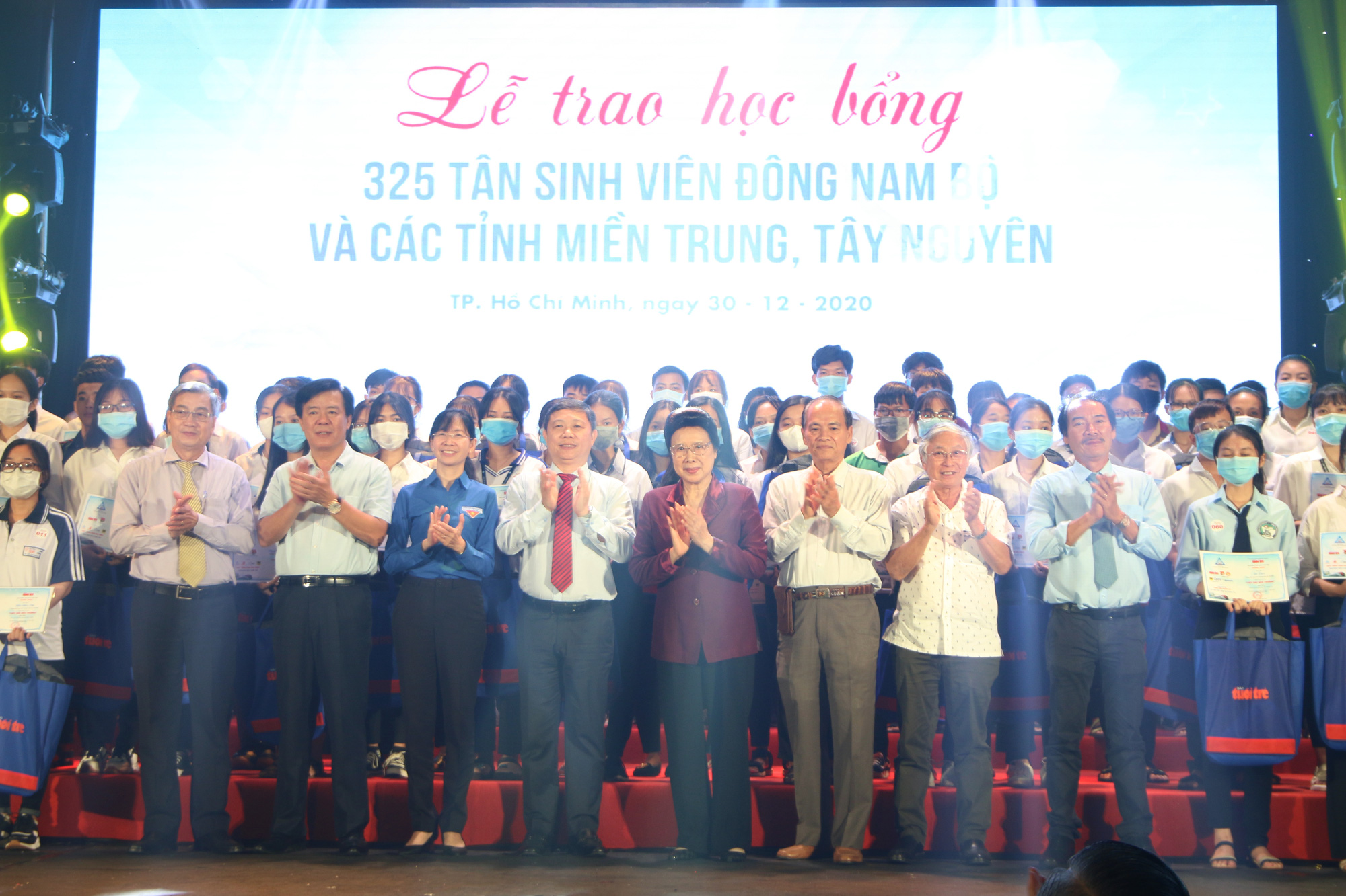 Báo Tuổi Trẻ trao 325 suất học bổng Tiếp sức đến trường cho tân sinh viên - Ảnh 3.
