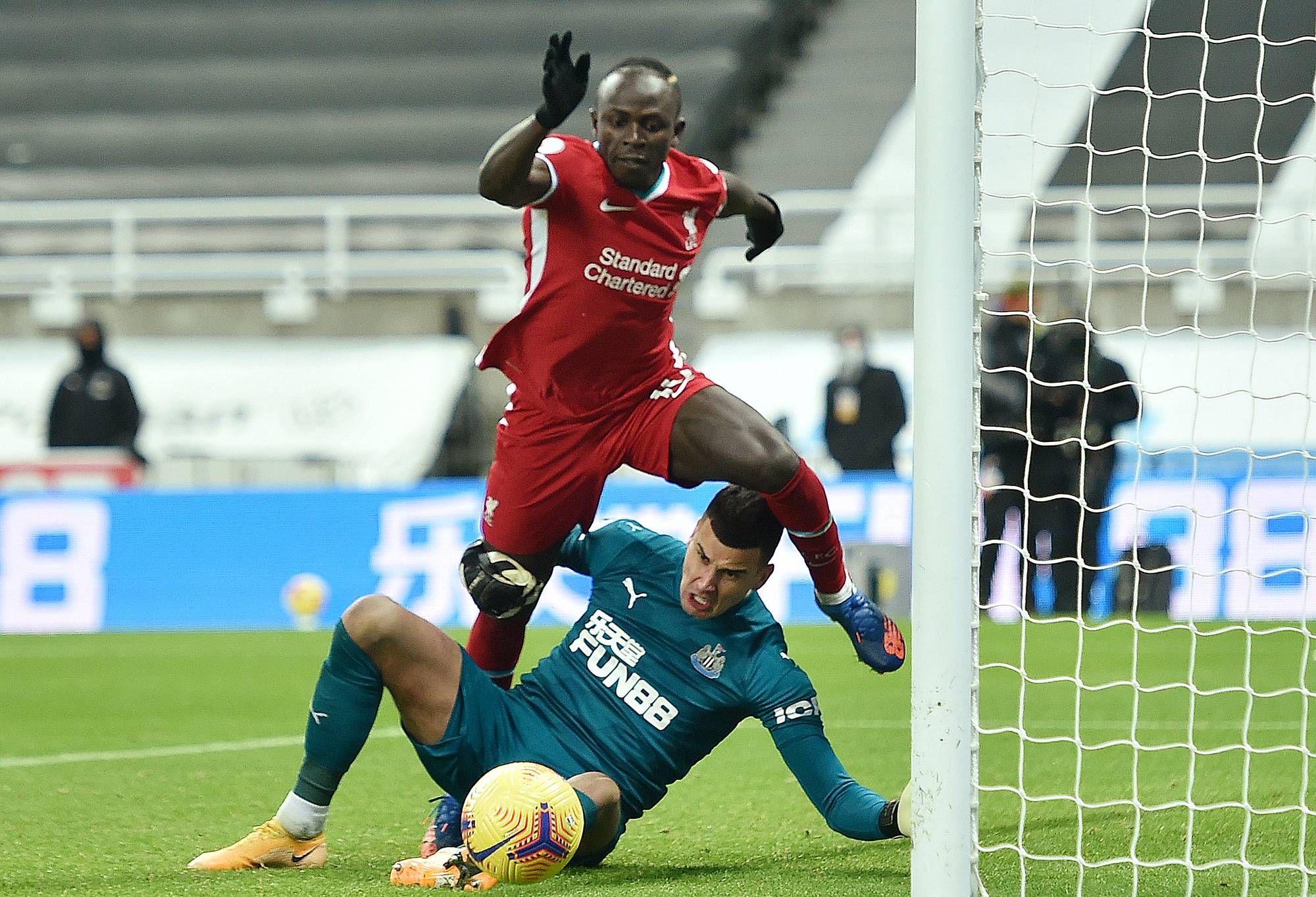 Tottenham bị hủy trận, Liverpool rơi điểm kh&oacute; ngờ trước Newcastle - Ảnh 3.