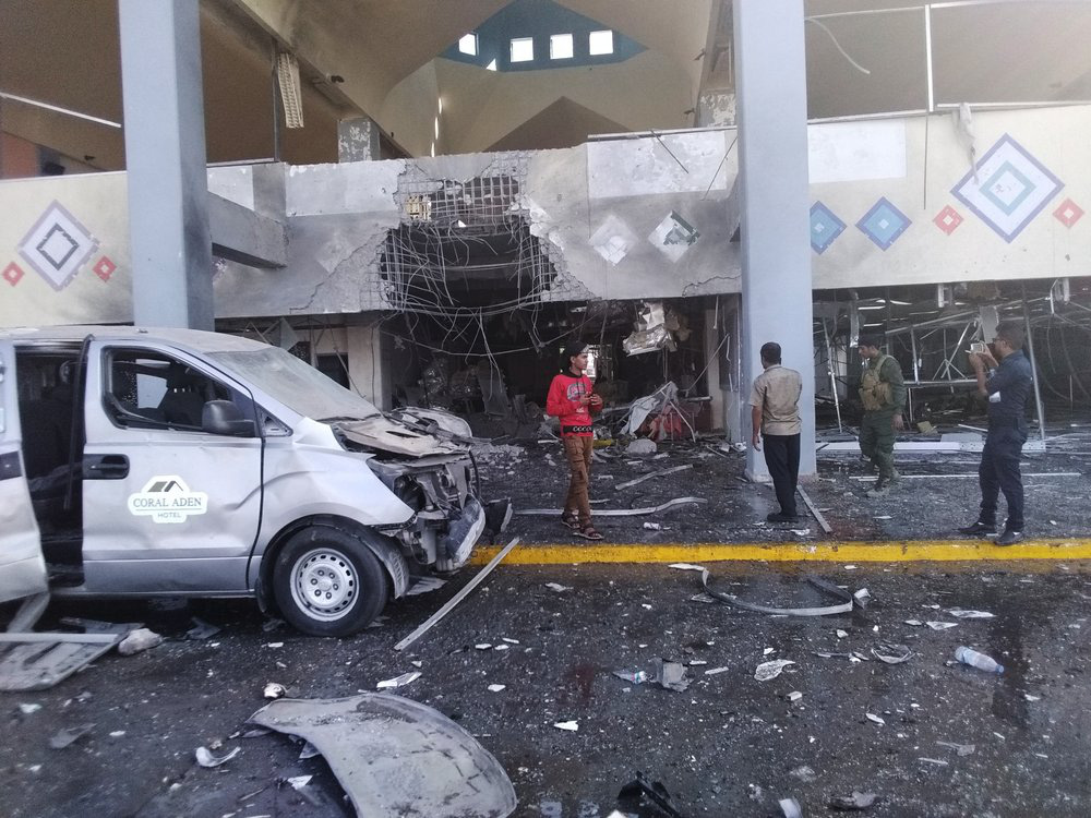2 vụ nổ ở sân bay Yemen khiến 140 người thương vong: May mà máy bay thoát nạn