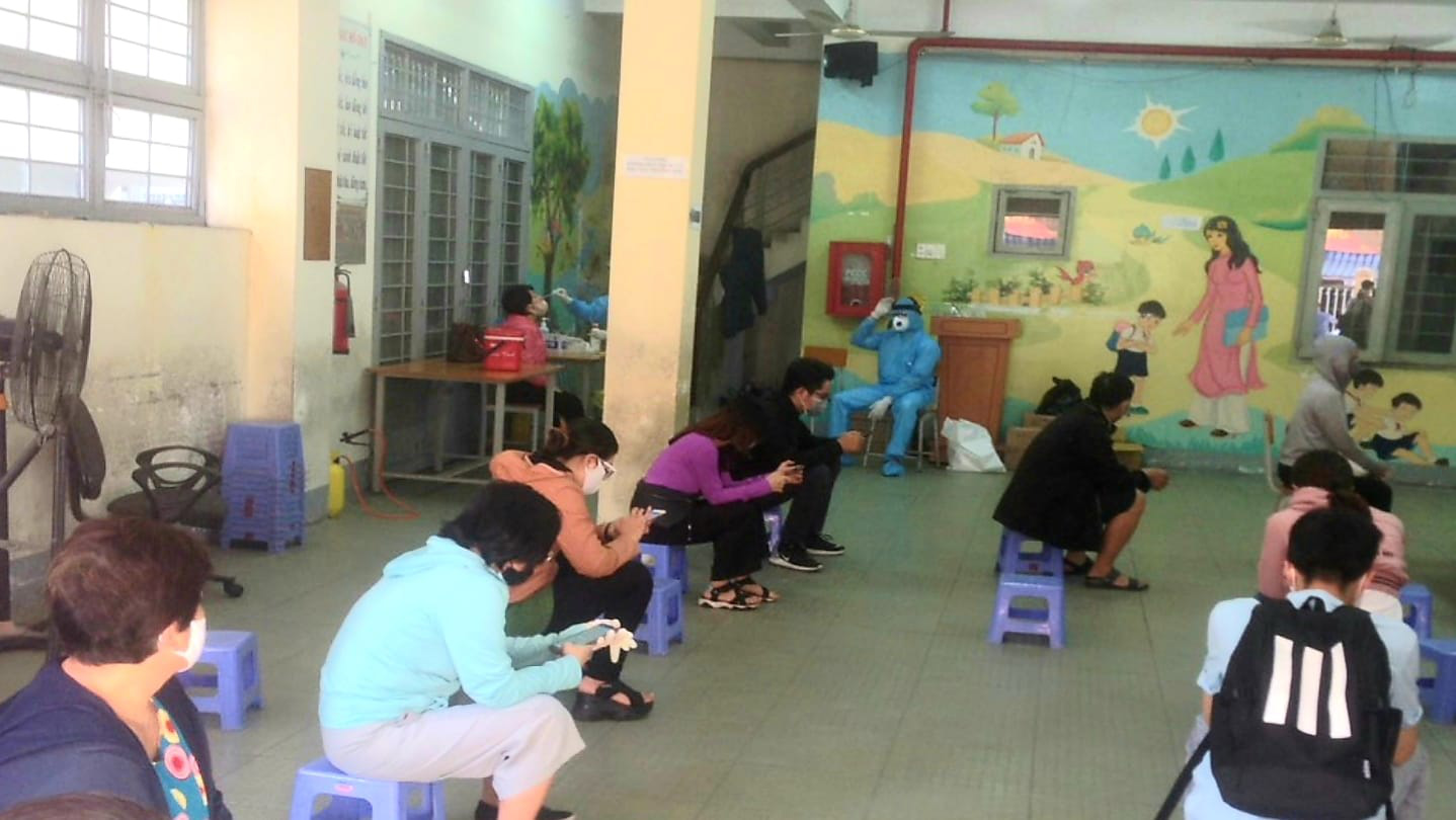 Một nữ tiếp viên hàng không có kết quả dương tính rồi lại âm tính Covid-19