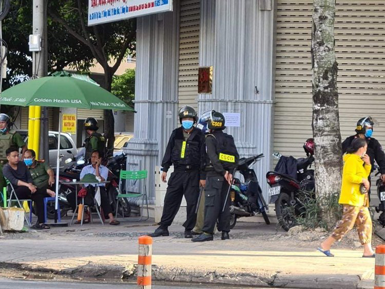 C&ocirc;ng an Đồng Nai bao v&acirc;y kh&aacute;m x&eacute;t c&aacute;c nh&agrave; thuốc Sơn Minh - Sĩ Mẫn ở TP Bi&ecirc;n H&ograve;a - Ảnh 2.