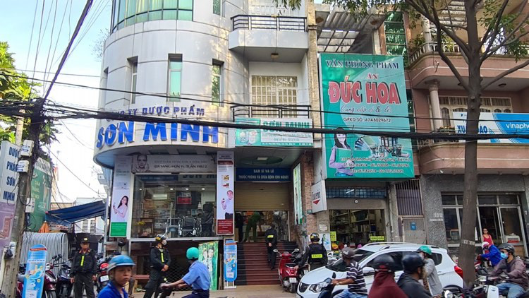 C&ocirc;ng an Đồng Nai bao v&acirc;y kh&aacute;m x&eacute;t c&aacute;c nh&agrave; thuốc Sơn Minh - Sĩ Mẫn ở TP Bi&ecirc;n H&ograve;a - Ảnh 5.