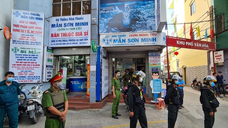 C&ocirc;ng an Đồng Nai bao v&acirc;y kh&aacute;m x&eacute;t c&aacute;c nh&agrave; thuốc Sơn Minh - Sĩ Mẫn ở TP Bi&ecirc;n H&ograve;a - Ảnh 10.