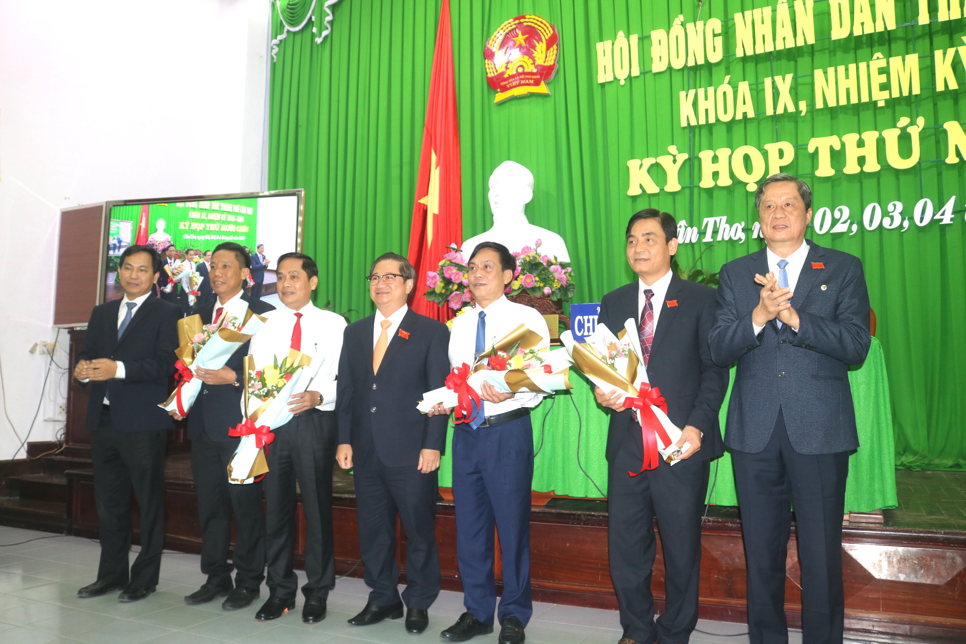 Cần Thơ: Bầu c&ugrave;ng l&uacute;c 3 Ph&oacute; Chủ tịch UBND TP - Ảnh 2.