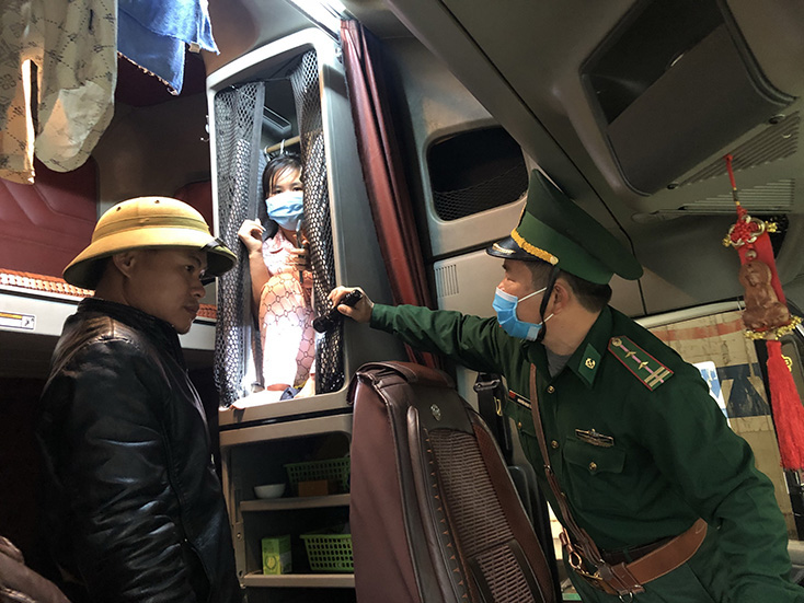 Người đàn bà "bí mật" bên trong cabin xe Container từ Lào về Việt Nam