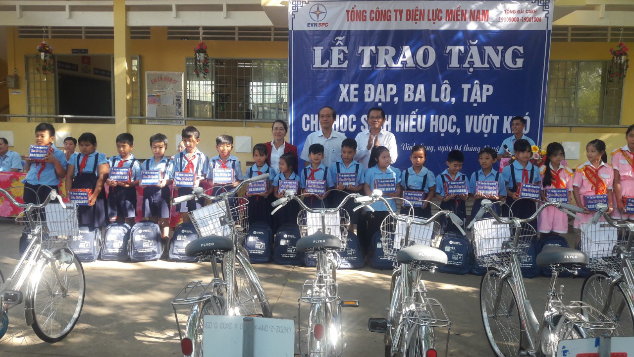 Tổng Công ty Điện lực miền Nam trao quà tiếp sức học sinh nghèo