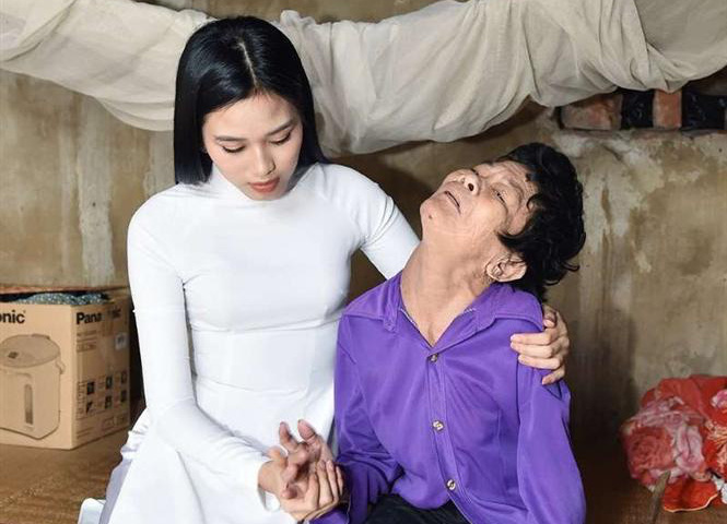 Tân hoa hậu Đỗ Thị Hà lên tiếng khi bị chê đi từ thiện kiểu làm màu