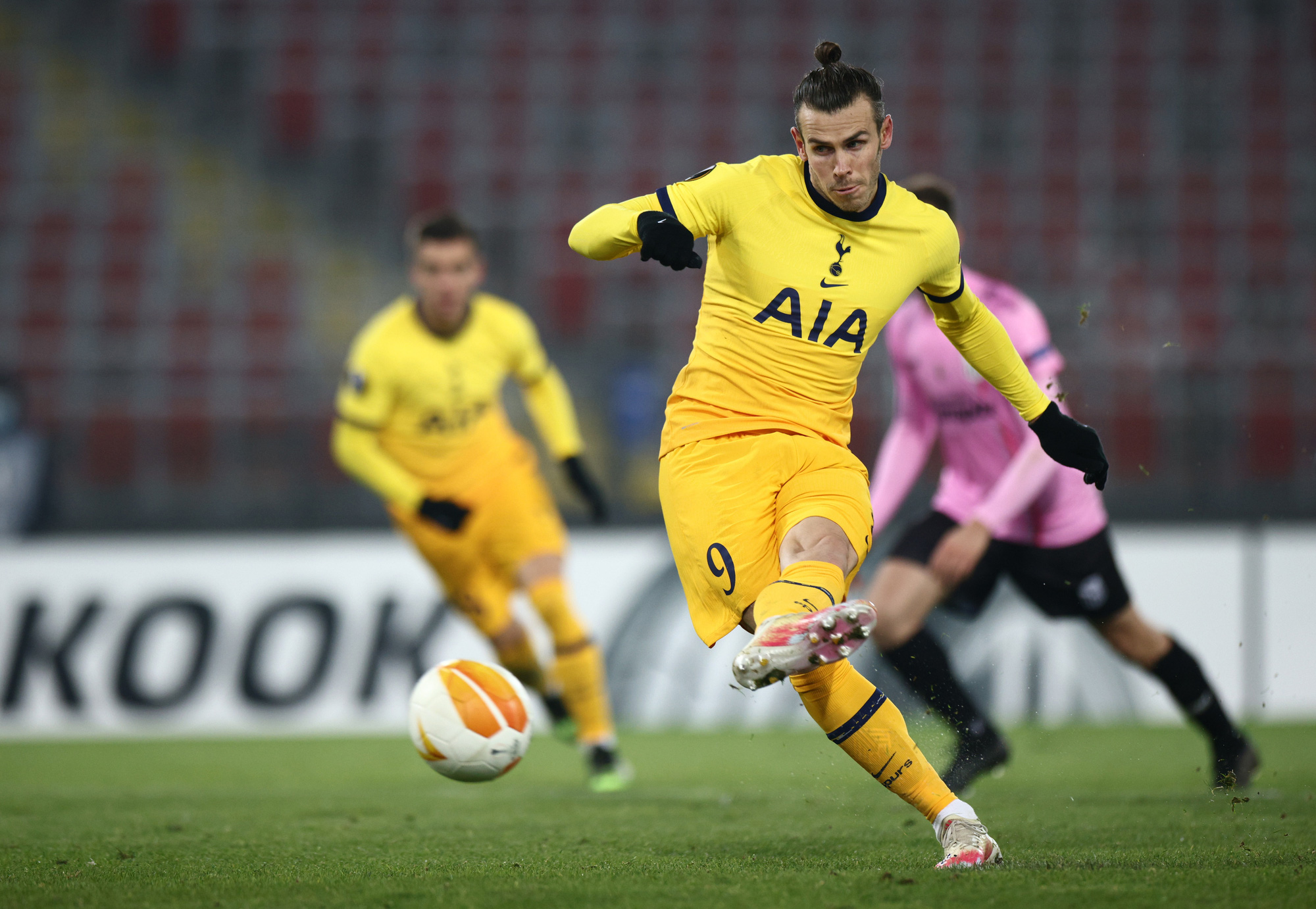 Rượt đuổi tỉ số nghẹt thở, Tottenham vượt vòng bảng Europa League - Ảnh 4.