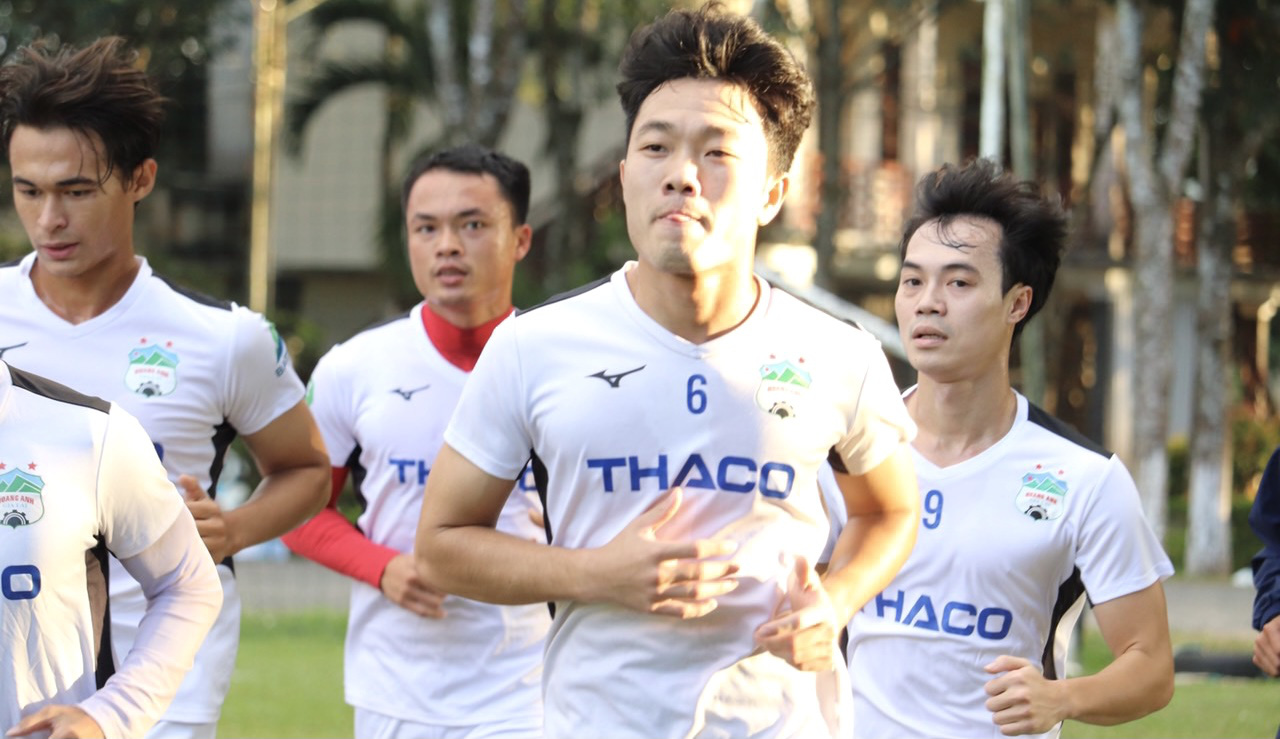Những ngày đầu tập thích nghi với lối sống "trên núi" của 4 tân binh HAGL