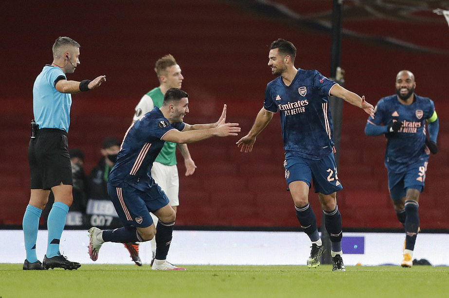 2.000 khán giả tiếp lửa, Arsenal gây sốc với trận thắng thứ 5 Europa League - Ảnh 3.