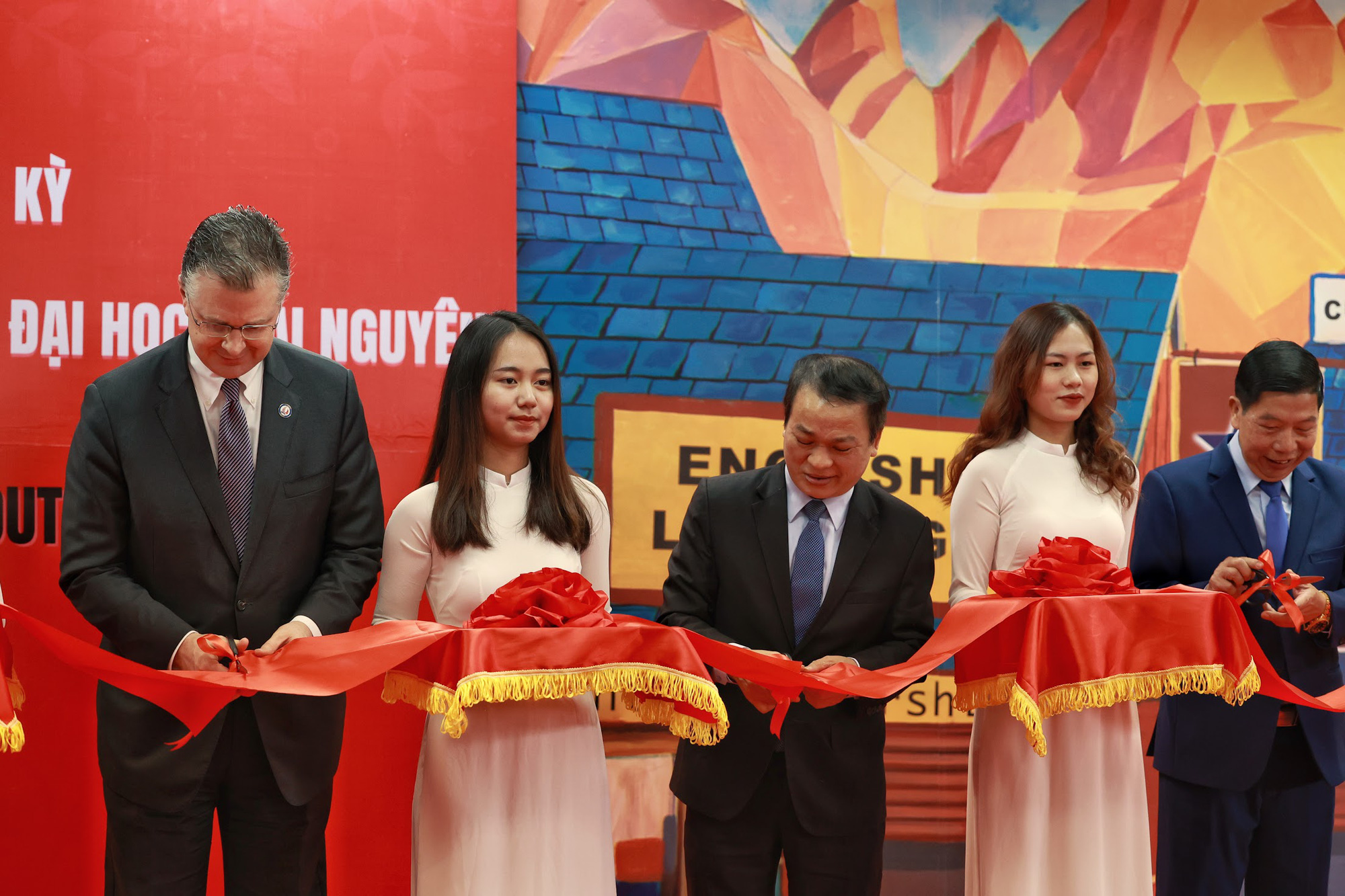 Đại sứ Daniel Kritenbrink khai trương Kh&ocirc;ng gian Mỹ tại tỉnh Th&aacute;i Nguy&ecirc;n - Ảnh 4.