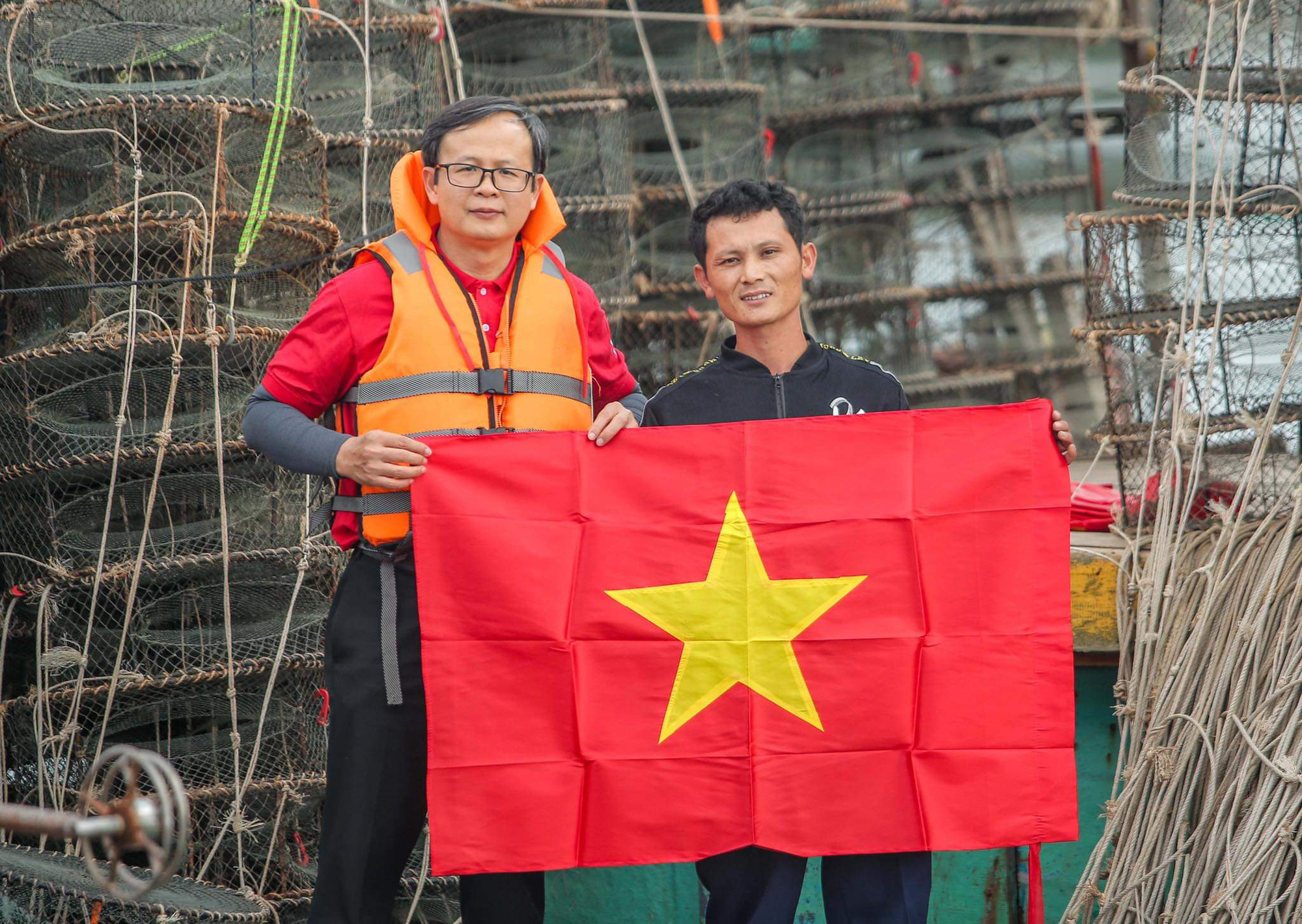 B&aacute;o Người Lao Động trao tặng 2.000 l&aacute; cờ Tổ quốc cho ngư d&acirc;n tỉnh Nghệ An - Ảnh 18.