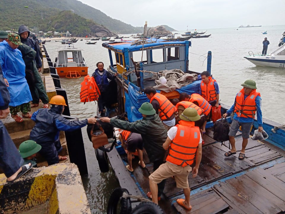 Tàu chìm ở Cù Lao Chàm, 10 người thoát chết
