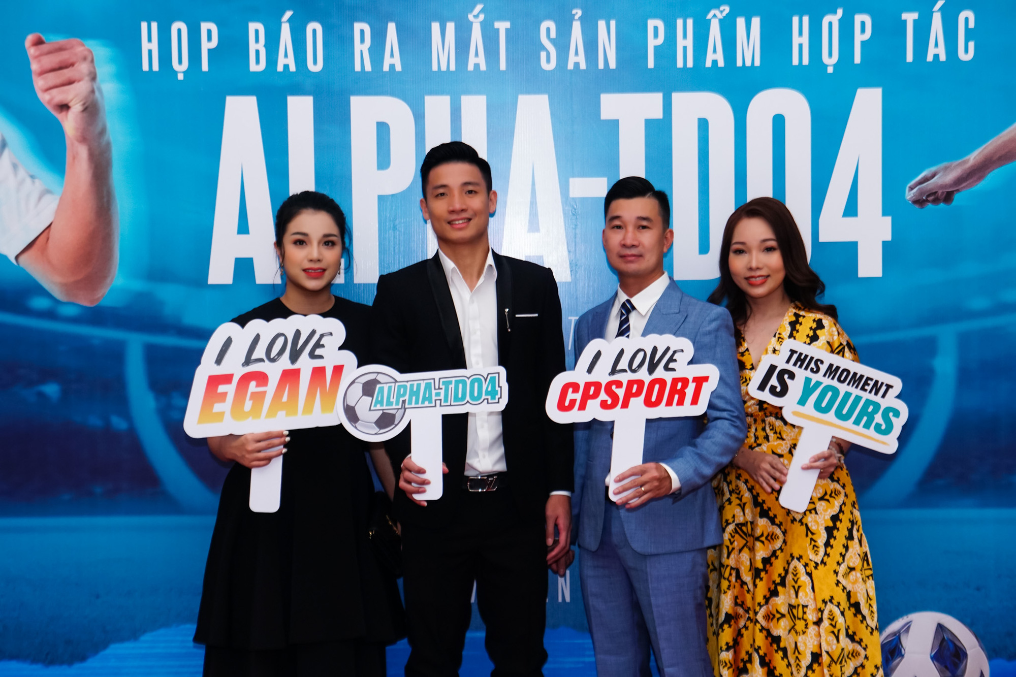 Trung vệ B&ugrave;i Tiến Dũng c&ugrave;ng vợ sắp cưới ra mắt thương hiệu thời trang - Ảnh 1.