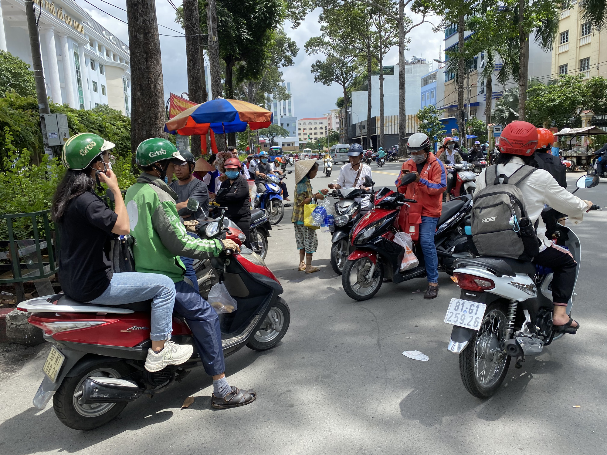 Vì sao Grab bất ngờ tăng mạnh giá cước?