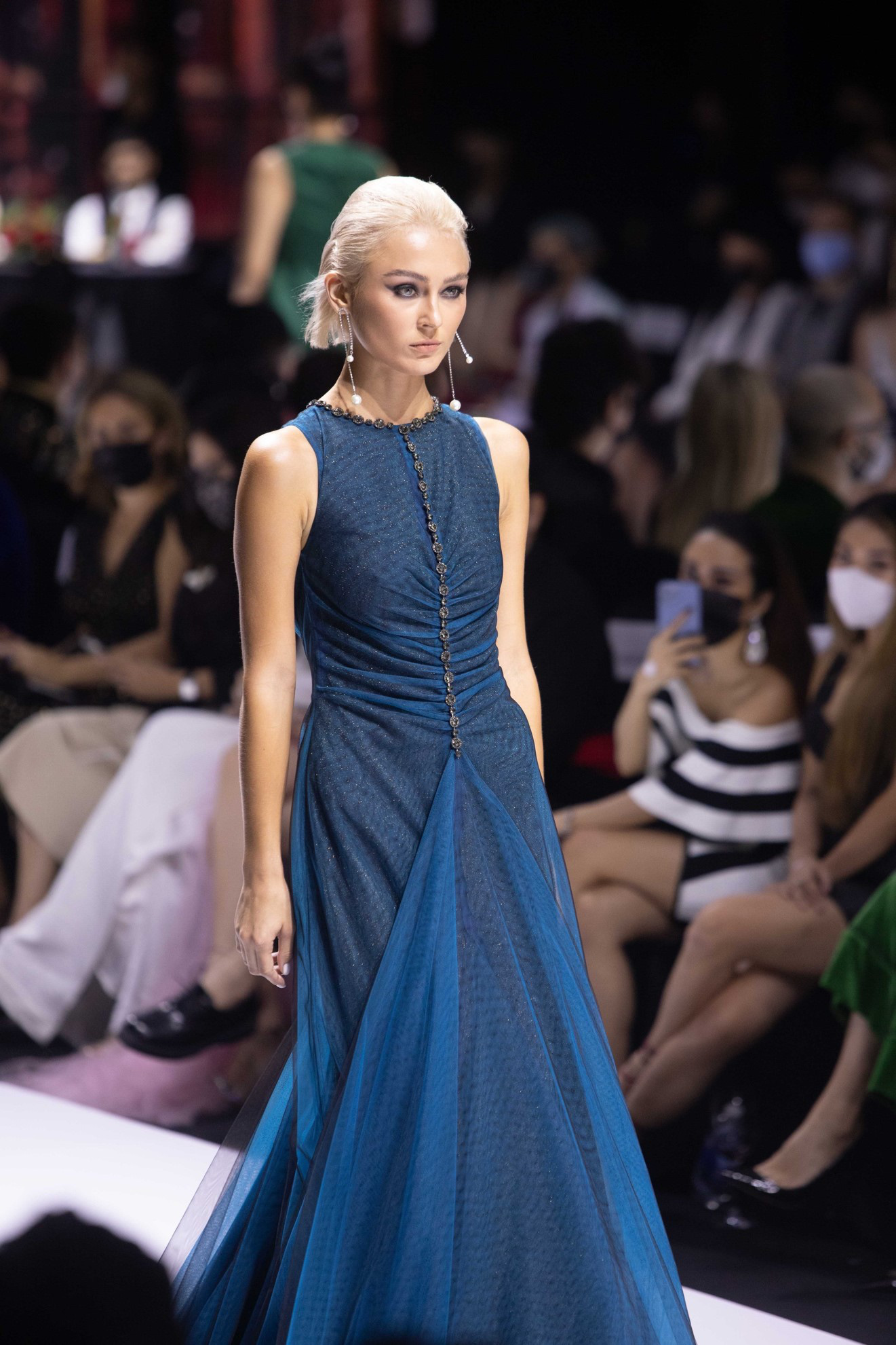 Mr Crazy & Lady Sexy gây ấn tượng mạnh tại Tuần lễ Thời trang Quốc tế Việt Nam – VIFW 2020 - Ảnh 14.