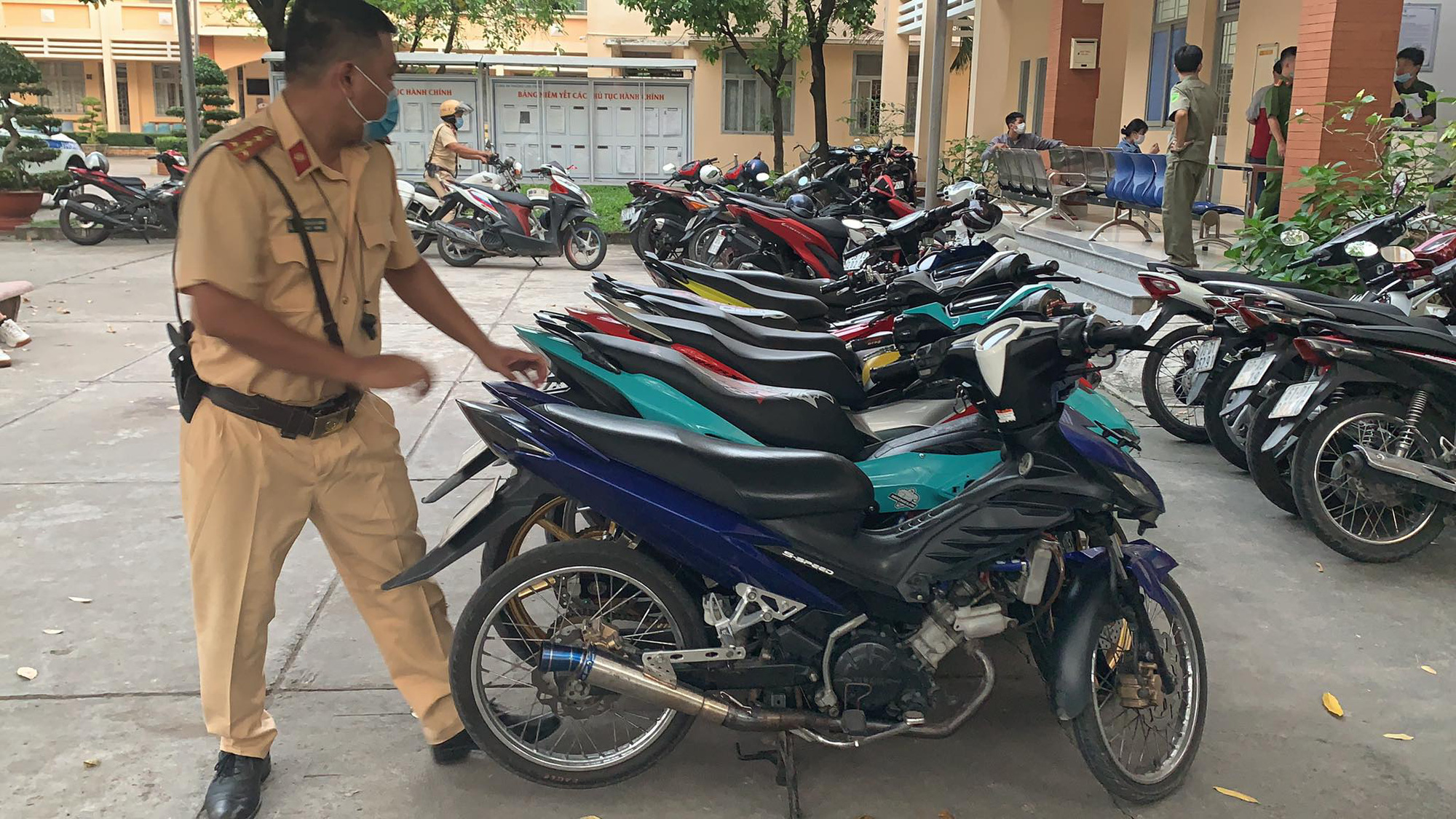 C&ocirc;ng an v&acirc;y r&aacute;p h&agrave;ng trăm qu&aacute;i xế, bắt giữ 18 đối tượng đua xe tr&aacute;i ph&eacute;p tr&ecirc;n Quốc lộ 1 - Ảnh 6.
