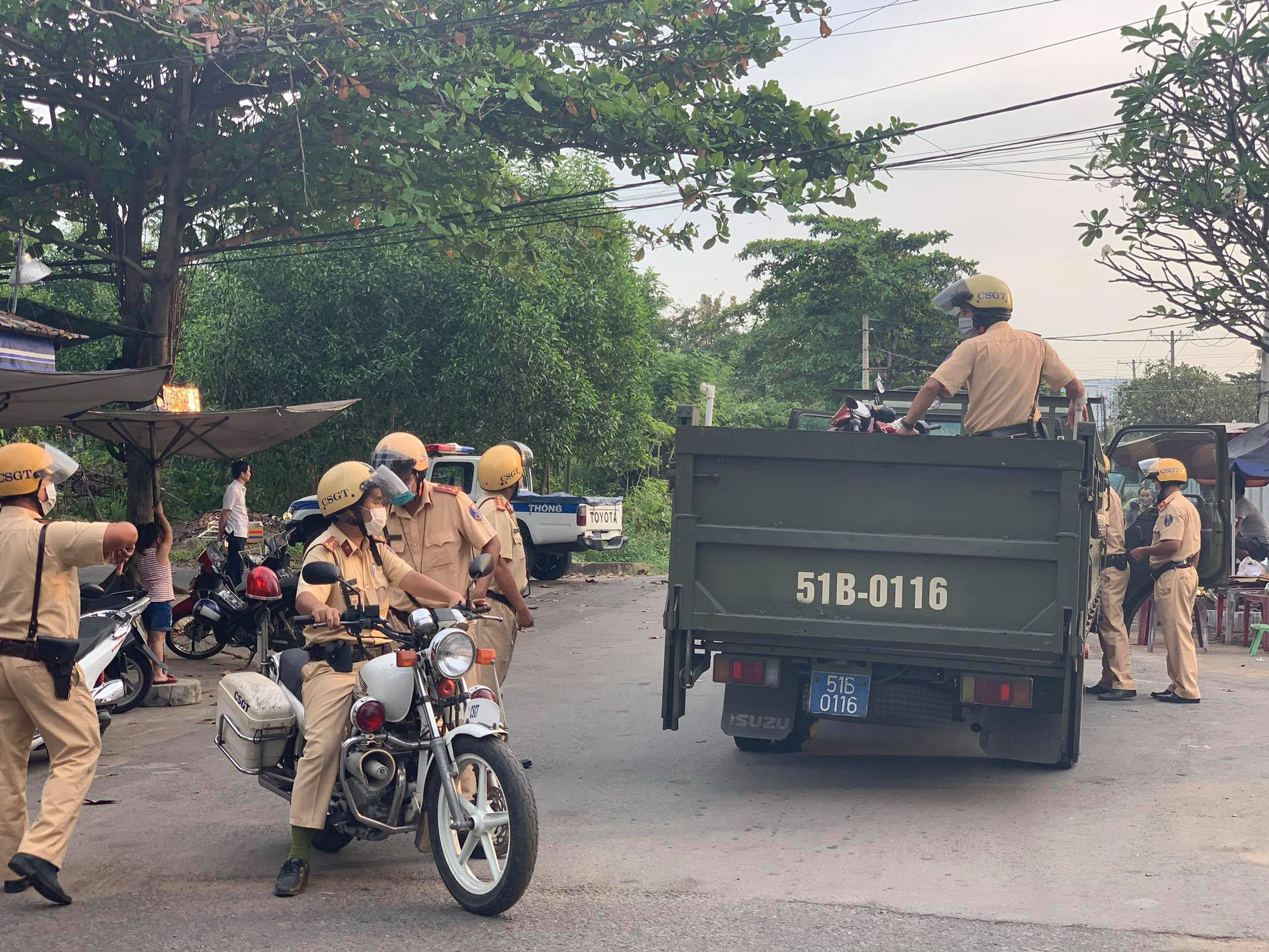 C&ocirc;ng an v&acirc;y r&aacute;p h&agrave;ng trăm qu&aacute;i xế, bắt giữ 18 đối tượng đua xe tr&aacute;i ph&eacute;p tr&ecirc;n Quốc lộ 1 - Ảnh 1.