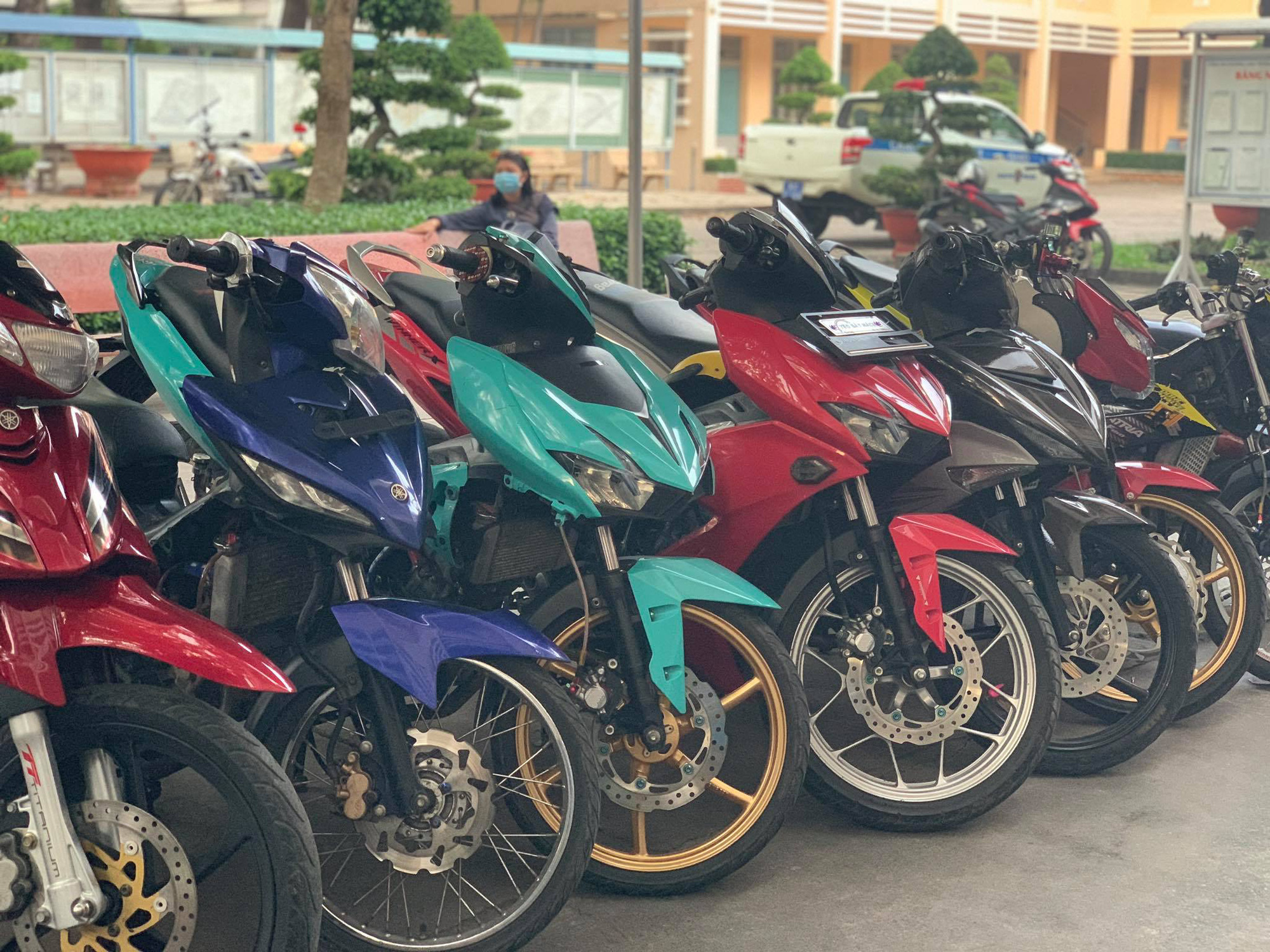 C&ocirc;ng an v&acirc;y r&aacute;p h&agrave;ng trăm qu&aacute;i xế, bắt giữ 18 đối tượng đua xe tr&aacute;i ph&eacute;p tr&ecirc;n Quốc lộ 1 - Ảnh 4.
