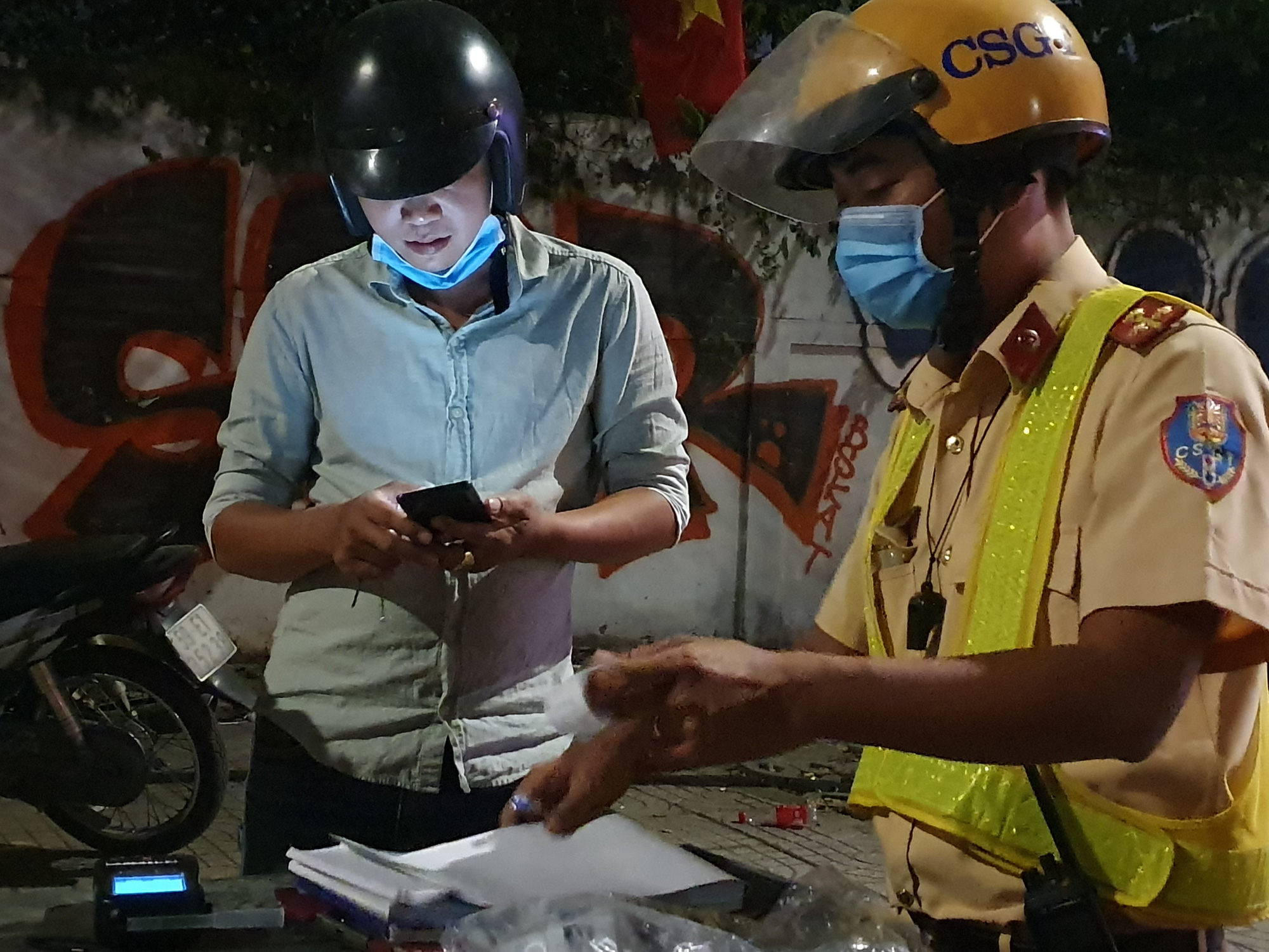 CLIP: Công an kiểm tra nồng độ cồn, nhiều người gọi điện thoại nhờ... giải cứu - Ảnh 3.
