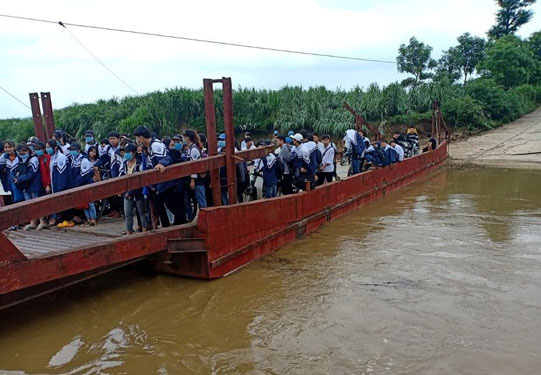 Liều m&igrave;nh qua cầu phao tử thần - Ảnh 2.