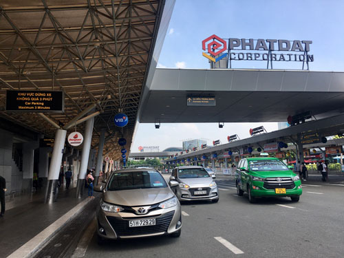 Đón - trả ở sân bay Tân Sơn Nhất: Hành khách vẫn than