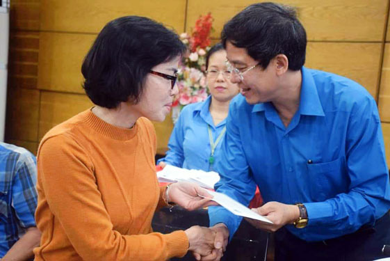 Hỗ trợ Tết cho gi&aacute;o vi&ecirc;n kh&oacute; khăn v&ugrave;ng s&acirc;u, v&ugrave;ng xa - Ảnh 1.