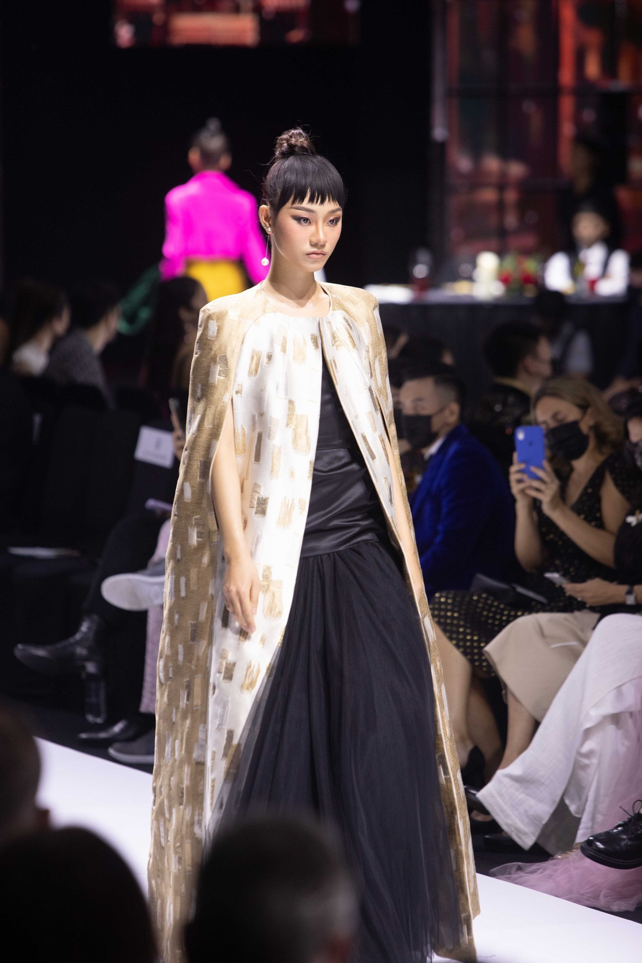 Mr Crazy & Lady Sexy gây ấn tượng mạnh tại Tuần lễ Thời trang Quốc tế Việt Nam – VIFW 2020 - Ảnh 13.