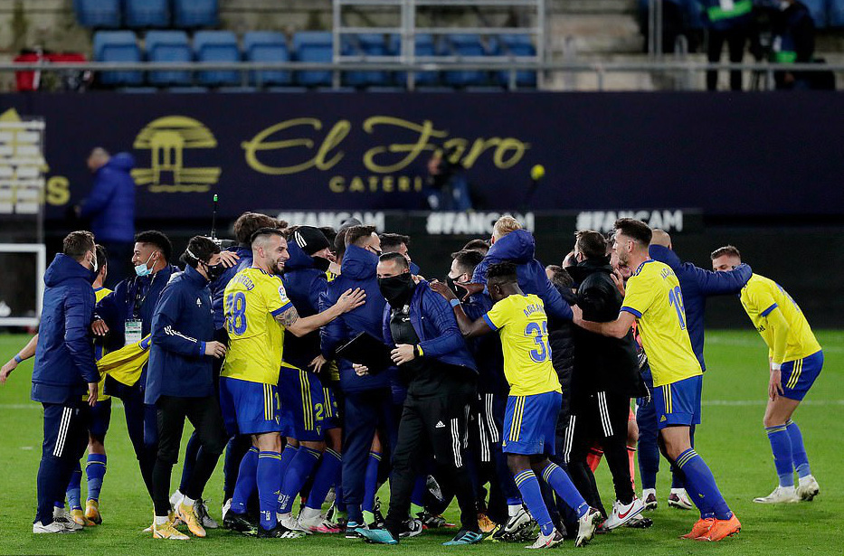 Tân binh Cadiz gây sốc, quật ngã đại gia Barcelona - Ảnh 6.