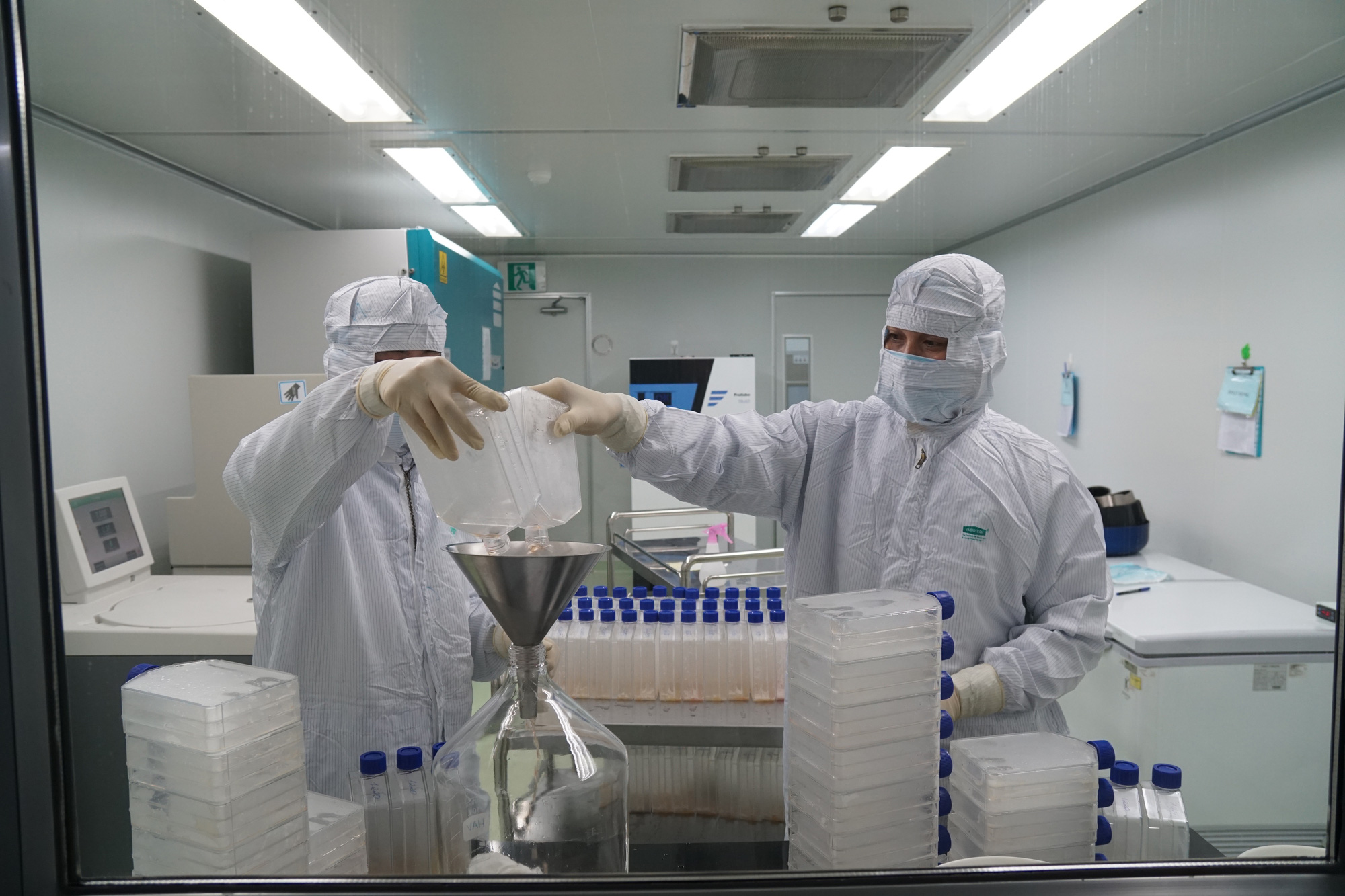 Việt Nam thử nghiệm vắc-xin Covid-19 tr&ecirc;n người - Ảnh 1.