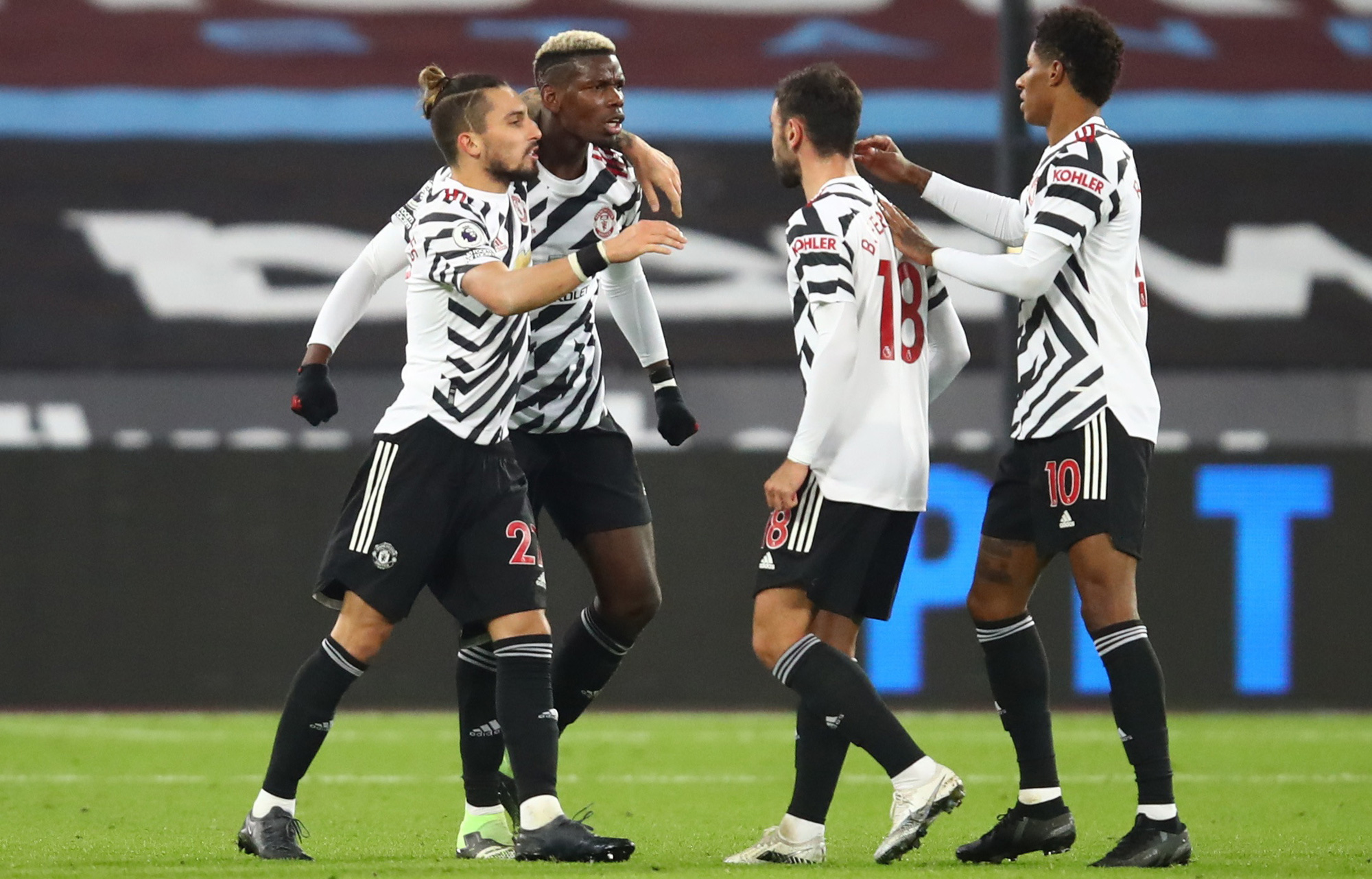 Ngược dòng ngoạn mục, Man United thắng tranh cãi chủ nhà West Ham