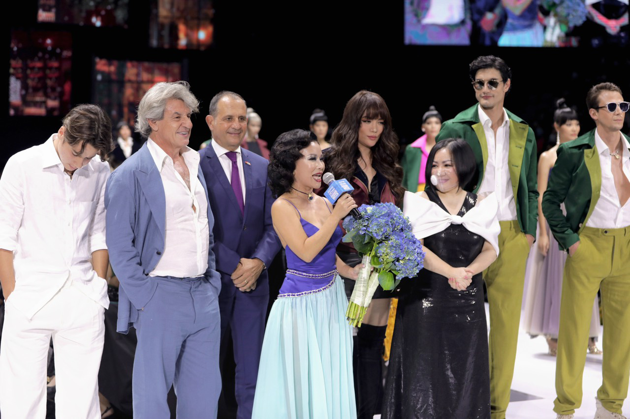 Mr Crazy & Lady Sexy gây ấn tượng mạnh tại Tuần lễ Thời trang Quốc tế Việt Nam – VIFW 2020 - Ảnh 16.