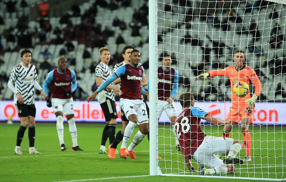Ngược d&ograve;ng ngoạn mục, Man United thắng tranh c&atilde;i chủ nh&agrave; West Ham - Ảnh 3.
