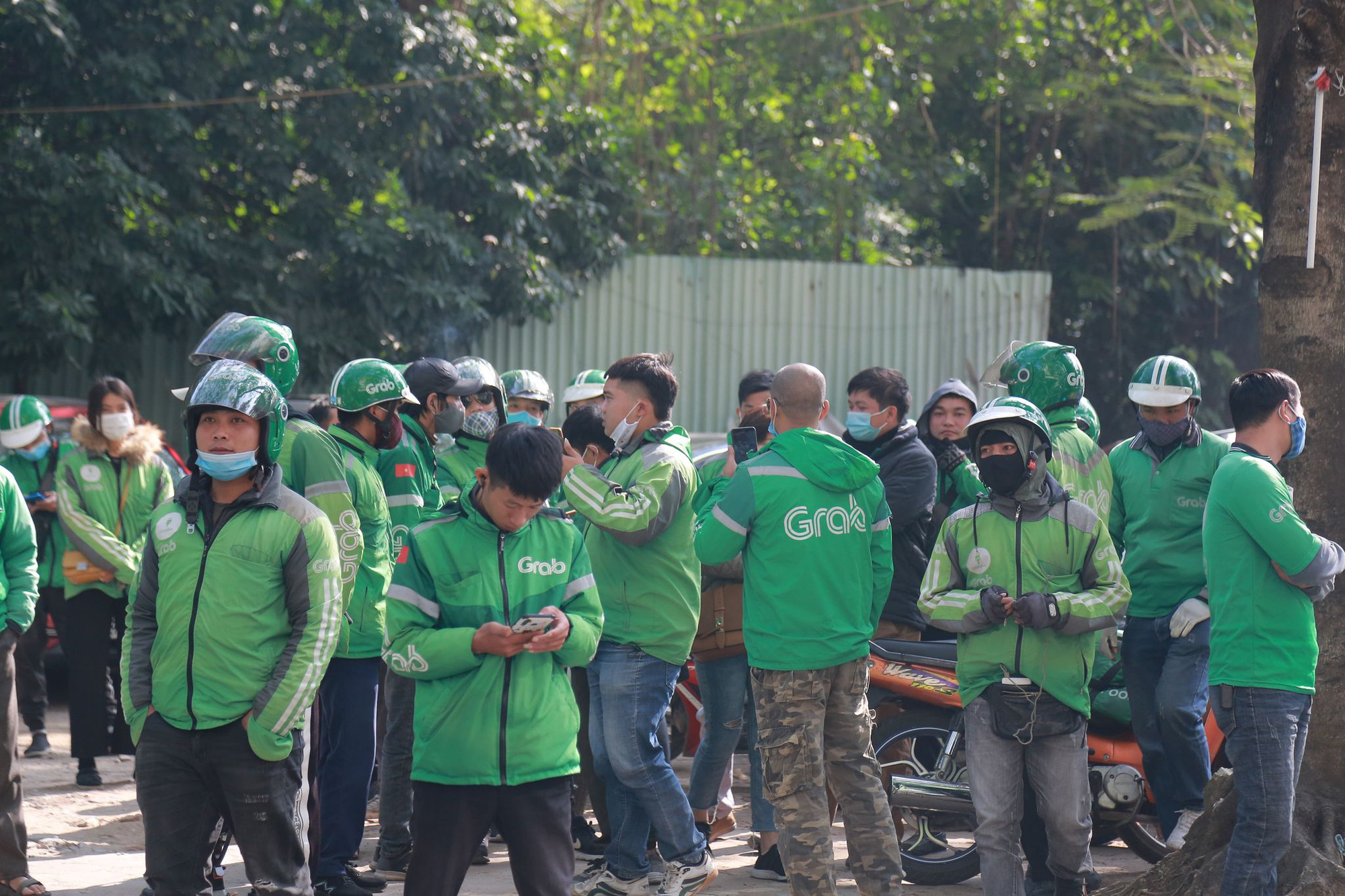 Hàng trăm tài xế xe ôm công nghệ tắt App, tập trung phản đối Grab tăng giá cước