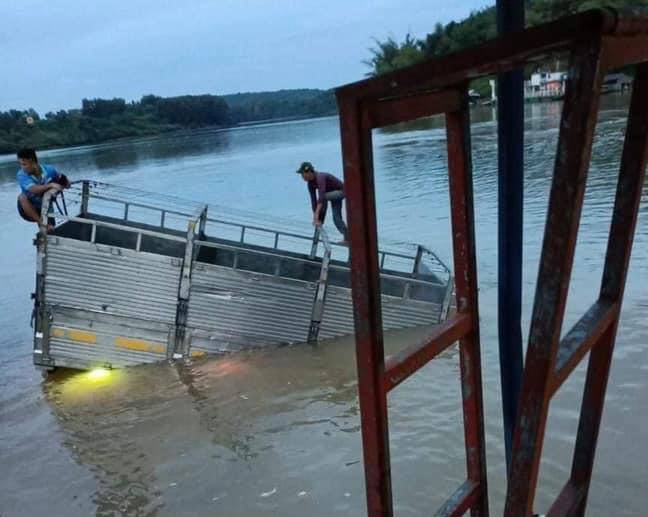 Xe tải lao thẳng xuống sông Đồng Nai