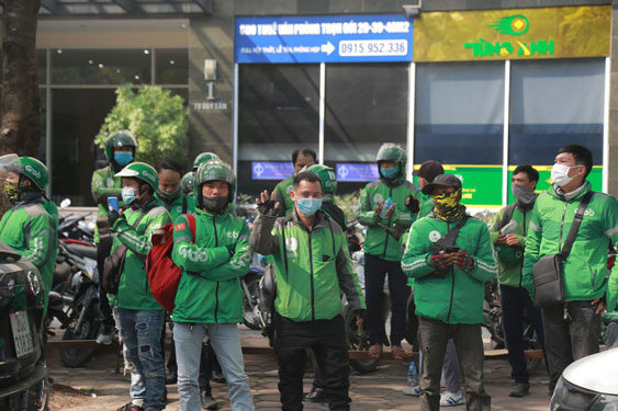 Tài xế Grab tắt app phản đối tăng khấu trừ