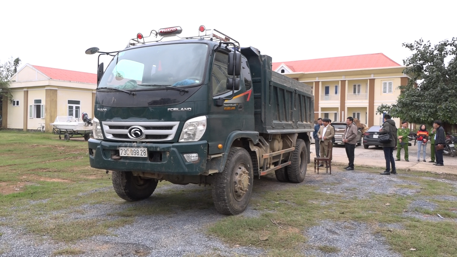 Bắt giữ &ldquo;Sơn Lập&rdquo; c&ugrave;ng đ&agrave;n em mang s&uacute;ng, m&aacute;y cưa v&agrave;o rừng Trường Sơn ph&aacute; hơn 30m3 gỗ qu&yacute; - Ảnh 5.