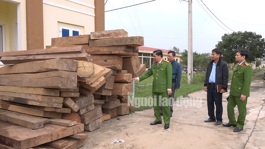 Bắt giữ &ldquo;Sơn Lập&rdquo; c&ugrave;ng đ&agrave;n em mang s&uacute;ng, m&aacute;y cưa v&agrave;o rừng Trường Sơn ph&aacute; hơn 30m3 gỗ qu&yacute; - Ảnh 4.