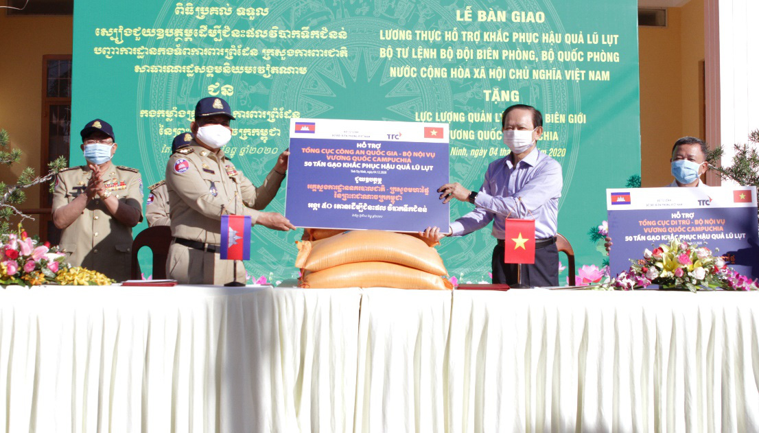 Tặng 100 tấn gạo cho lực lượng quản l&yacute;, bảo vệ bi&ecirc;n giới Campuchia - Ảnh 2.