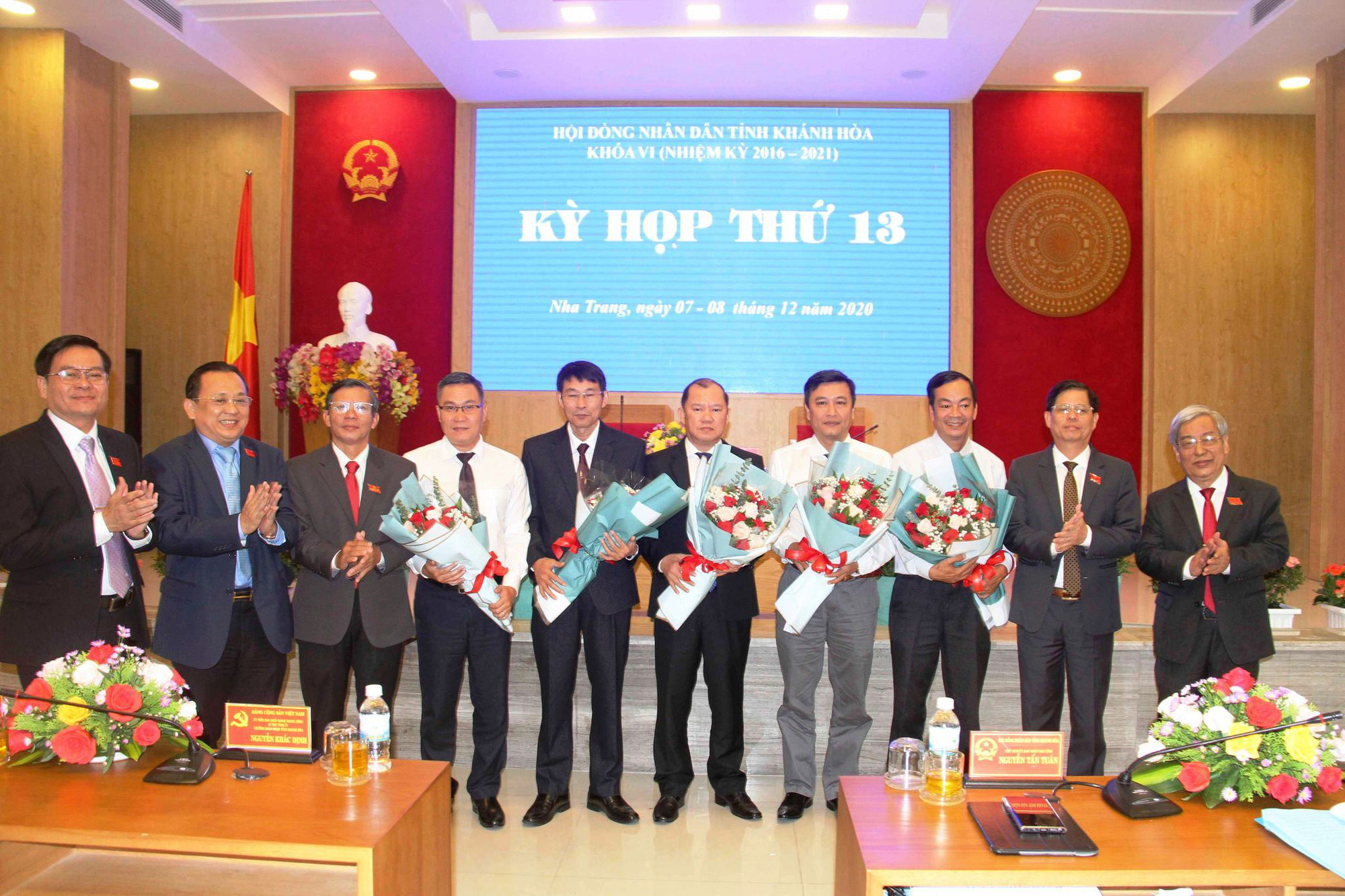 Kh&aacute;nh H&ograve;a c&oacute; 2 t&acirc;n ph&oacute; chủ tịch UBND tỉnh - Ảnh 2.