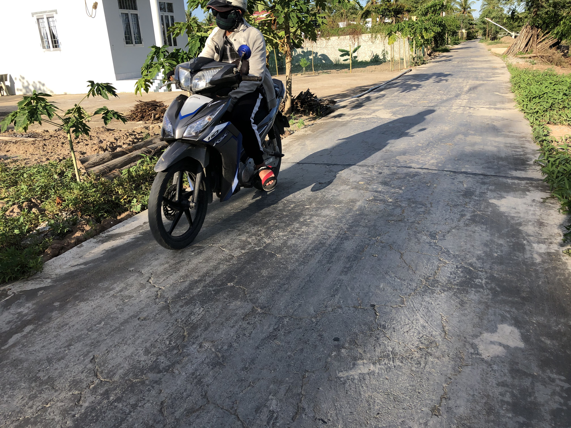 Đường b&ecirc; t&ocirc;ng 4 tỉ đồng mới nghiệm thu đ&atilde; bầy hầy như đường ruộng - Ảnh 1.