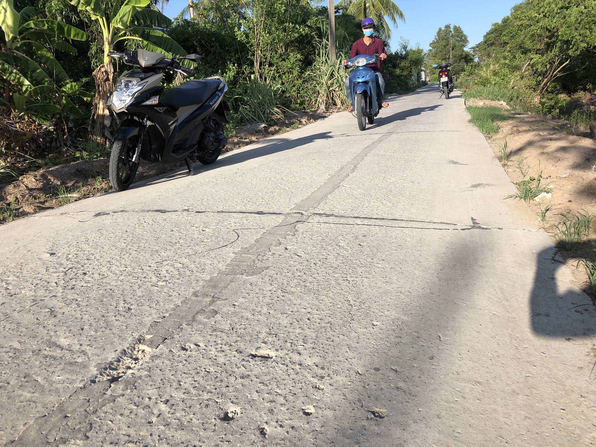 Đường b&ecirc; t&ocirc;ng 4 tỉ đồng mới nghiệm thu đ&atilde; bầy hầy như đường ruộng - Ảnh 3.